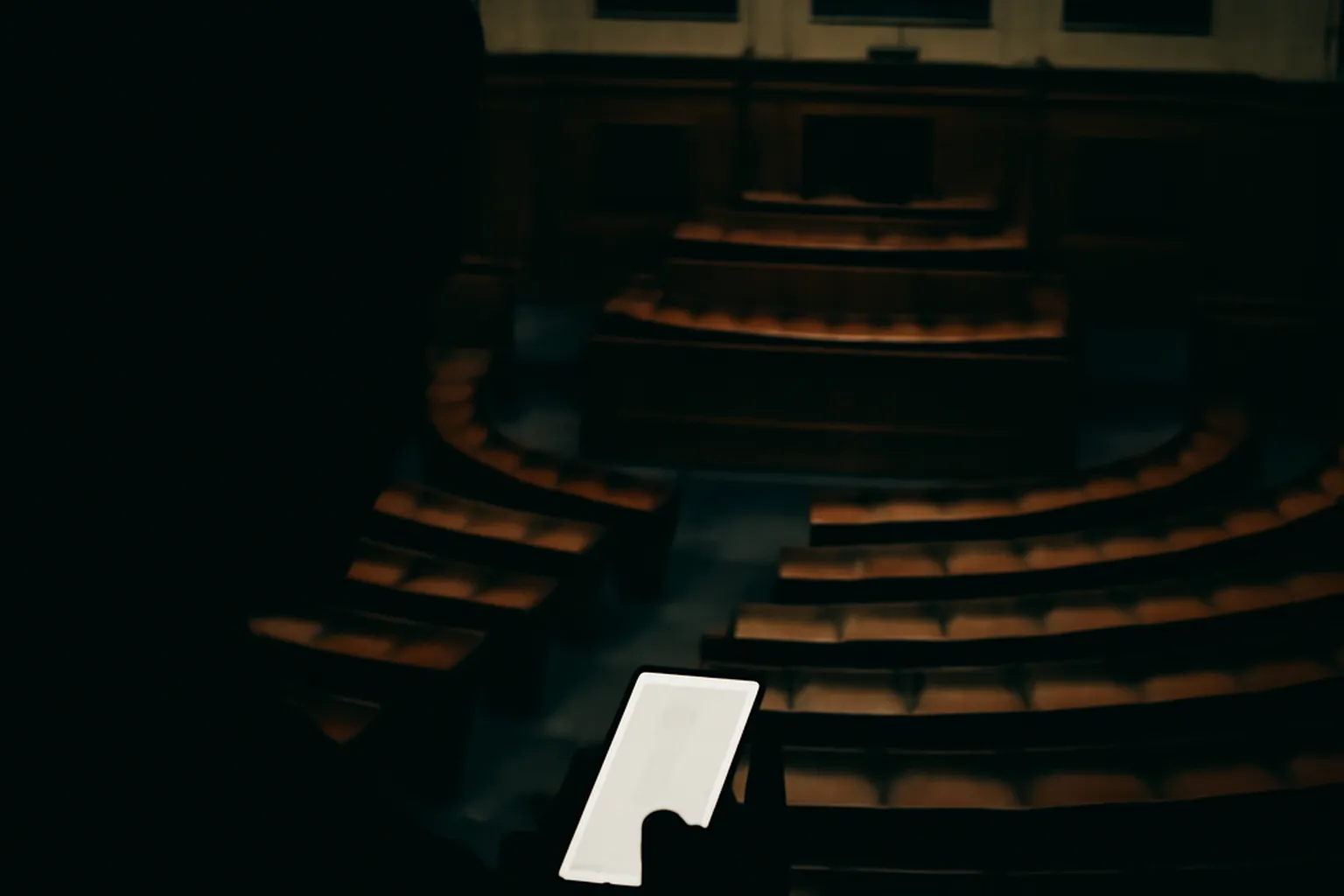Carte stylisée minimaliste comparant les approches réglementaires des médias sociaux entre l'Amérique du Nord et l'Europe, fond éditorial sobre